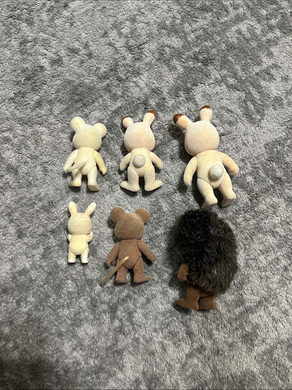 6 Sylvanian Family Calico Critters, bunnies, mouse & hedgehog. - Picture 3 of 12